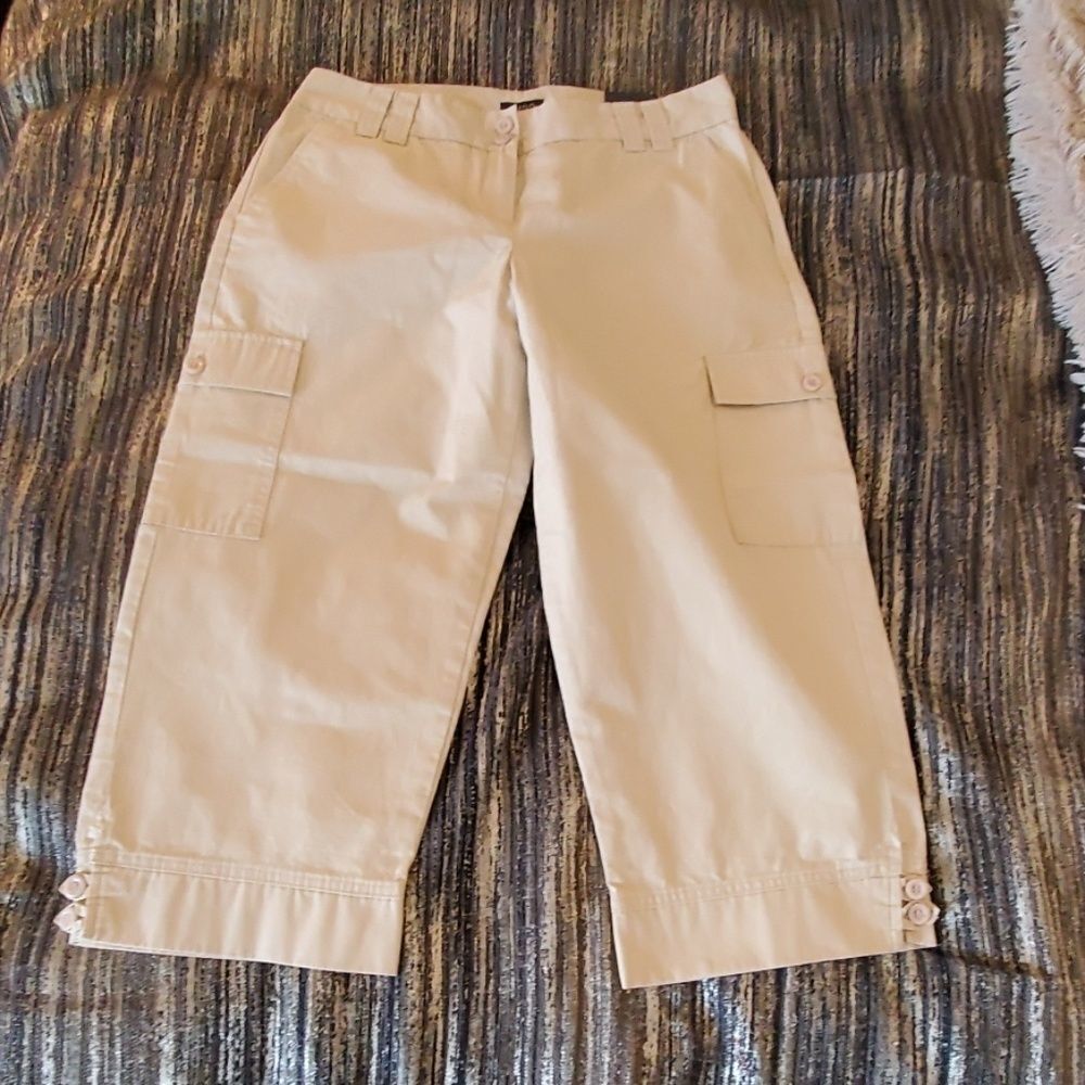 Tan Izod capri pants